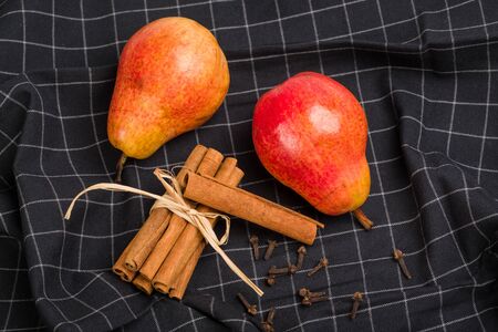 Cinnamon, cloves, and lemon balm - ingredients to delight in pearsの写真素材