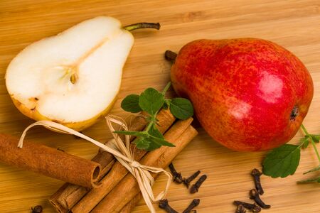 Cinnamon, cloves, and lemon balm - ingredients to delight in pearsの写真素材