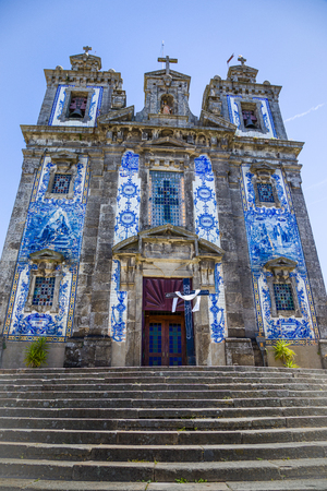 Church of Saint Ildefonso from 1739 in Porto is decorated with approximately 11,000 blue-white azulejo tiles. Portugalのeditorial素材