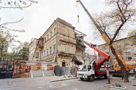 Odessa, Ukraine -04/09/2020 : the collapse of the old building on the st. Nakhimova,3 demolition of an old building on the street. Nakhimova, 3. Earthquake. City update. A bulldozer demolished an old building. Demolition of a building in the city center, のeditorial素材
