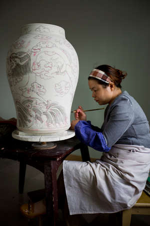 An artist painting porcelainのeditorial素材