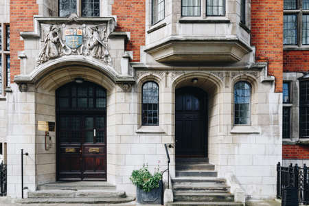 The facade to a traditional town house typical to the district of central Londonの写真素材