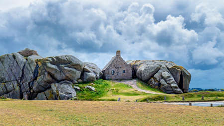 House between the rocks in Meneham village, Kerlouan, Finistere, Brittany (Bretagne), Franceの写真素材