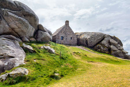 House between the rocks in Meneham village, Kerlouan, Finistere, Brittany (Bretagne), Franceの写真素材