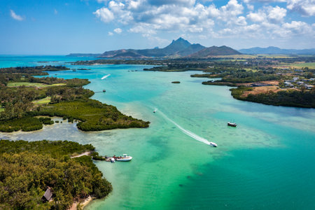 Ile aux Cerfs island with idyllic beach scene, aquamarine sea and soft sand, Ile aux Cerfs, Mauritius, Indian Ocean, Africa. Ile aux Cerf in Mauritius, beautiful water and breathtaking landscape.の写真素材