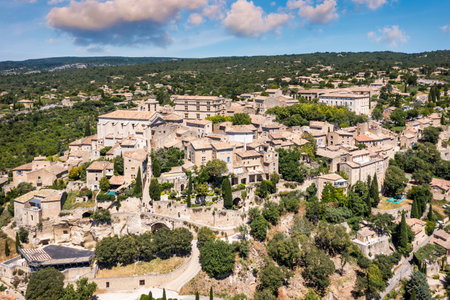 View on Gordes, a small typical town in Provence, France. Discover the stunning hilltop village of Gordes in Provence on a sunny day. Ancient hilltop village of Gordes, Provence, France.の写真素材
