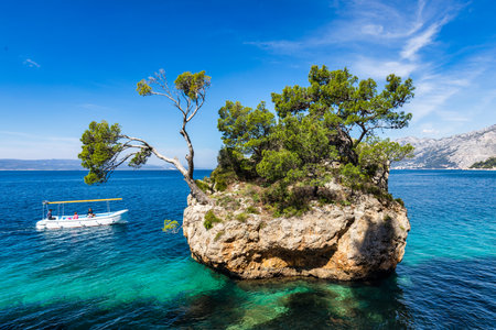 Kamen Brela symbol of the city of Brela on Adriatic coast of Dalmatia, Croatia. Kamen Brela, tiny famous island in Brela, Makarska Riviera, Dalmatia, Croatia.の写真素材