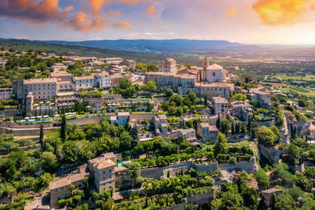 View on Gordes, a small typical town in Provence, France. Discover the stunning hilltop village of Gordes in Provence on a sunny day. Ancient hilltop village of Gordes, Provence, France.の写真素材