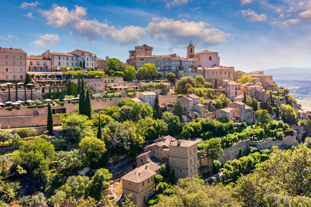 View on Gordes, a small typical town in Provence, France. Discover the stunning hilltop village of Gordes in Provence. Ancient hilltop village of Gordes, Provence, France.の写真素材