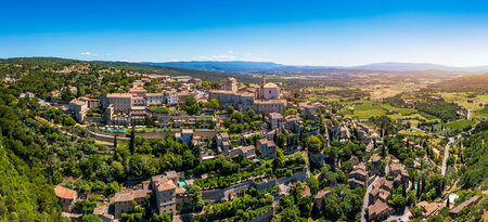 View on Gordes, a small typical town in Provence, France. Discover the stunning hilltop village of Gordes in Provence on a sunny day. Ancient hilltop village of Gordes, Provence, France.の写真素材