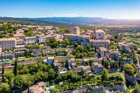 View on Gordes, a small typical town in Provence, France. Discover the stunning hilltop village of Gordes in Provence on a sunny day. Ancient hilltop village of Gordes, Provence, France.の写真素材