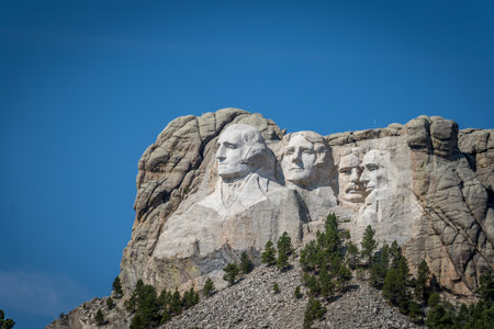 The busts of Presidents George Washington, Thomas Jefferson, Teddy Theodore Roosevelt, and Abraham Lincoln carved Borglum into the Black Hills of South Dakota at Mount Rushmoreのeditorial素材