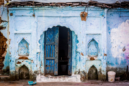 blue house in the streets of Orchha in Indiaのeditorial素材