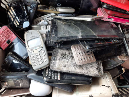 Bangkok, Thailand - September 16, 2020 Many old mobile phones that are broken or not working or are out of date. Pile together, Electronic waste Is an environmental problem, waste management conceptのeditorial素材