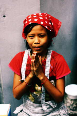 BANGKOK, THAILAND -  NOVEMBER 19: An unidentified red shirt girl raises money for a family member injured from political violence on November 19, 2010 in Bangkok, Thailand.のeditorial素材