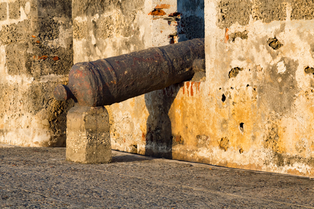 Detailed view of a cannon in the caribbean sunset in Cartagena, Colombia.のeditorial素材