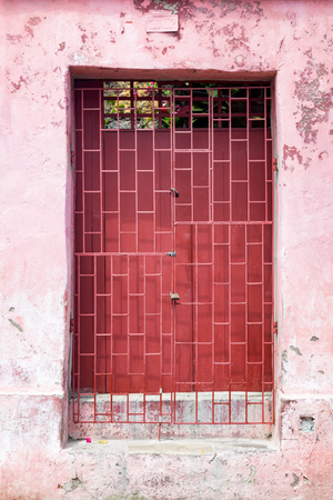 A colorful pink door in the Getsemani neighborhood in Cartagena, Colombia.の写真素材