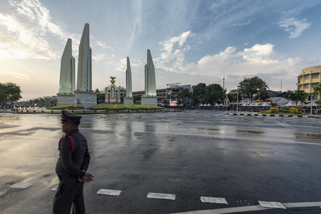 BANGKOK, THAILAND - OCTOBER 26:An unidentified policeman guards the barrier next to Democracy Monument for the cremation of Rama 9 in Bangkok, Thailand on October 26, 2017.のeditorial素材