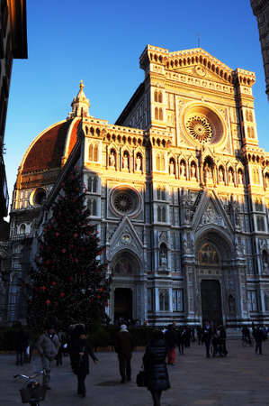 Christmas in Florence. Christmas tree in Piazza del Duomo with Cathedral Santa Maria del Fiore on the background. Italy のeditorial素材
