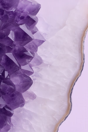 Natural Amethyst Geode Crystal Cluster With Purple Quartz Points And White Agate Edgeの素材