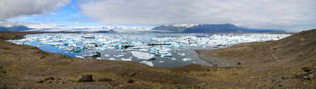 The sun sets over the famous glacier lagoon at Jokulsarlonの写真素材