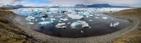 The sun sets over the famous glacier lagoon at Jokulsarlonの写真素材