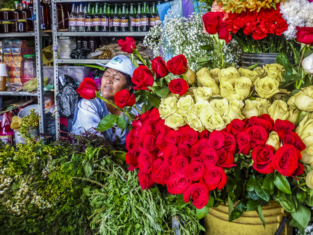 GUAYAQUIL, ECUADOR, DECEMBER - 2016 - Flowers and vendor at flower shop in Guayaquil, Ecuadorのeditorial素材