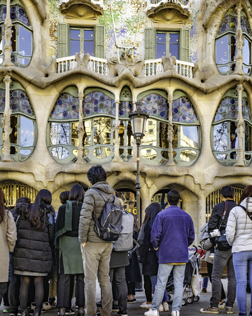 BARCELONA, SPAIN, JANUARY - 2018 - Crowded watching batllo house, a famous masterpiece atchitecture located in barcelona city, spainのeditorial素材