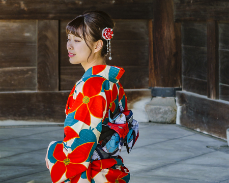 KYOTO, JAPAN, JANUARY - 2019 - Young japanese woman dressing traditional geisha costume posing for photo at kyoto street, japanのeditorial素材
