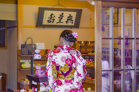 KYOTO, JAPAN, JANUARY - 2019 - Young japanese woman dressing traditional geisha costume at kyoto street, japanのeditorial素材