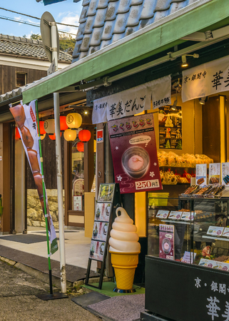 KYOTO, JAPAN, JANUARY - 2019 - Winter urban scene at traditional touristic street of gion at kyoto city, japanのeditorial素材