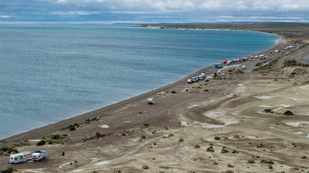 Cerro avanzado beach fromt cerro avanzado viewpoint, punta loma peninsula, puerto madryn, chubut province, argentinaの写真素材