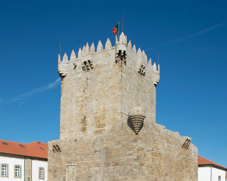 ow-angle, vertical, medium shot of the formidable medieval keep (torre de menagem) of chaves castle, portugal.の写真素材