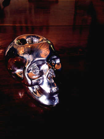 Silver skull on wood backgroundの素材
