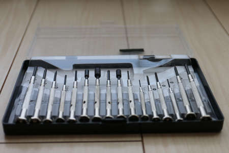 Precision screwdriver set that does not use much