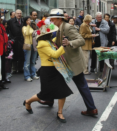 Couple dancing at the Easter Parade on 5th avenue in New York City. March 27, 2005 - New York, USAのeditorial素材