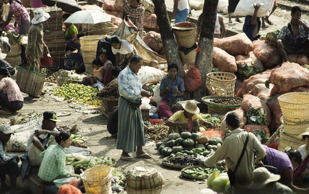 Large market on the station platform and along the rail track.  February 22, 2014 - Danyingon Railway Station, Yangon, Myanmarのeditorial素材