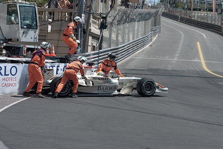 05/22/2008 - Monte Carlo, Monaco: Damaged race car pulled by officials on trackのeditorial素材