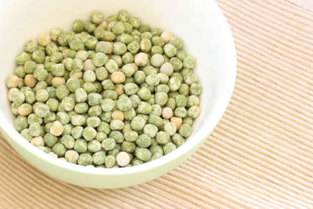 Dry green pea in bowlの写真素材