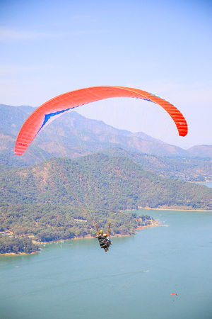 Parachuteist in Valle de Bravo Mexicoのeditorial素材