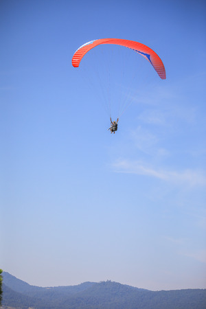 Parachuteist in Valle de Bravo Mexicoのeditorial素材