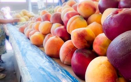 peaches at the open market on the greengrocer benchの写真素材