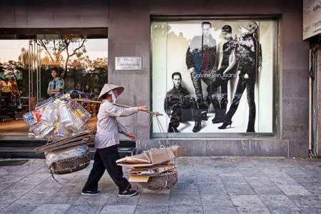 Hanoi, Vietnam; November 06 2009: Women with typical hat walking in the early morning in a streets of Hanoi, Vietnam.のeditorial素材