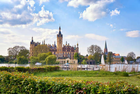 Sailing boats and motor boats on Lake Schwerin in front of the castle.のeditorial素材