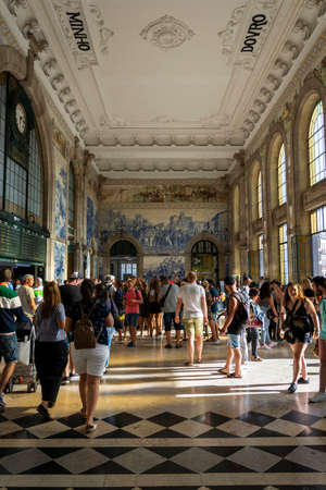 Crowd in SÃ£o Bento station, Porto, Portugal. Portuguese tiles.のeditorial素材