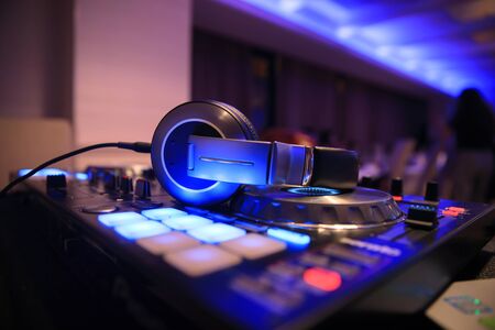 Dj mixer with headphones at nightclub
の写真素材