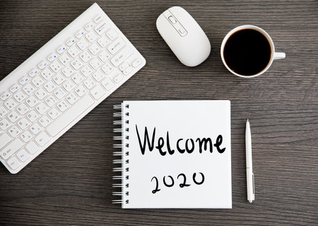 welcome 2020 text on notepad with keyboardの写真素材