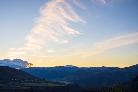 Golden Horizon: Sunset Over the Mountainsの写真素材