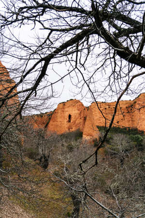 Las Medulas, Ponferrada, El Bierzo, Castilla y León, Spain. Panoramic view of the mountainous landscape of reddish sand of the Roman open pit gold mines.の写真素材