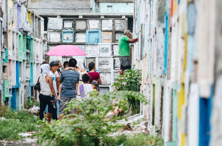 NAVOTAS, MANILA. 6 JUNE 2018. Navotas is a town in the city of Manila in the Philippines, where people live among the graves of the dead, it is a cemetery town.のeditorial素材